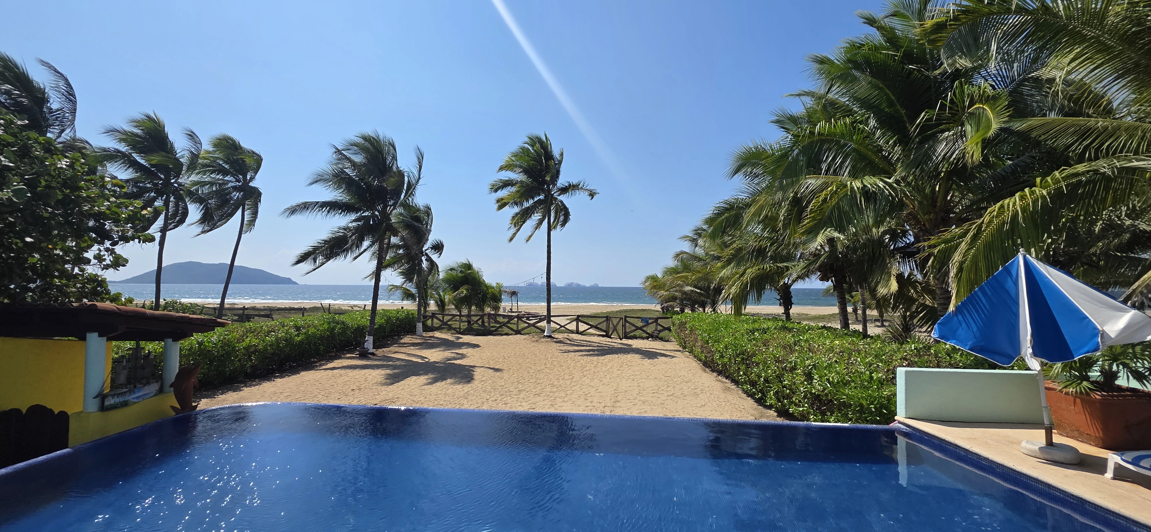Hotel playa blanca manantial